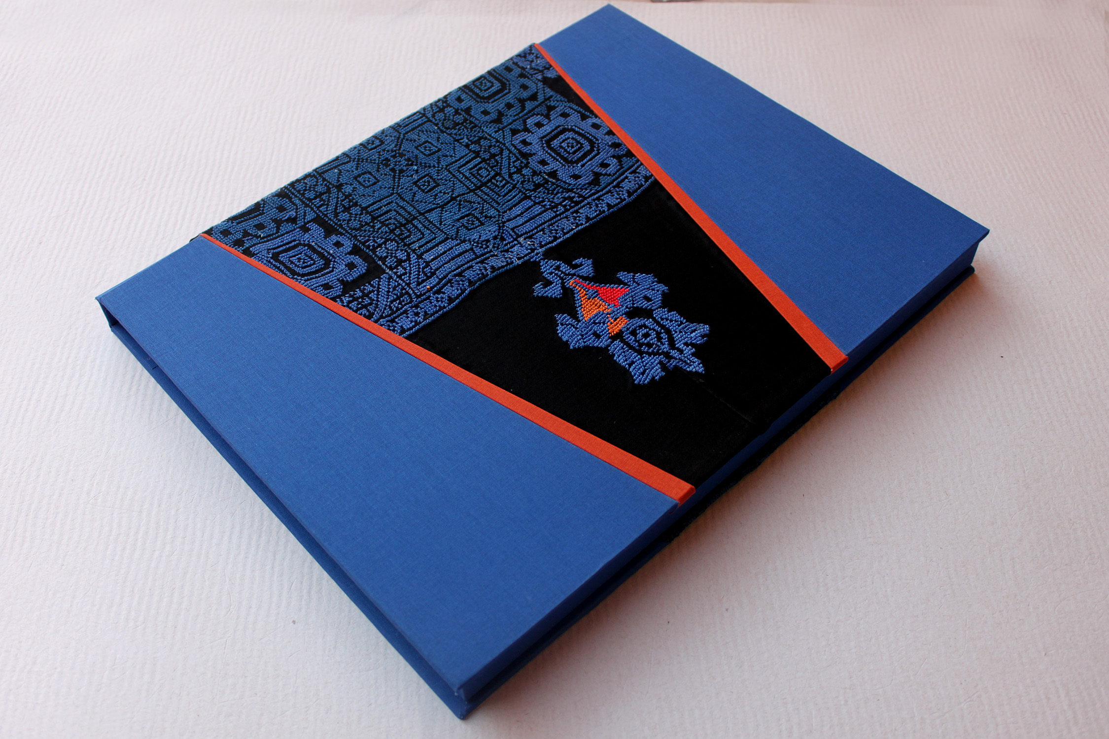 Caja de almeja con recubrimiento en tela y textil